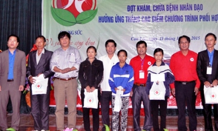 Lanzamiento del mes de atención médica gratuita en Ha Tinh